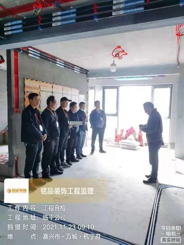 ▲邱经理现场会议讲解施工中的注意事项